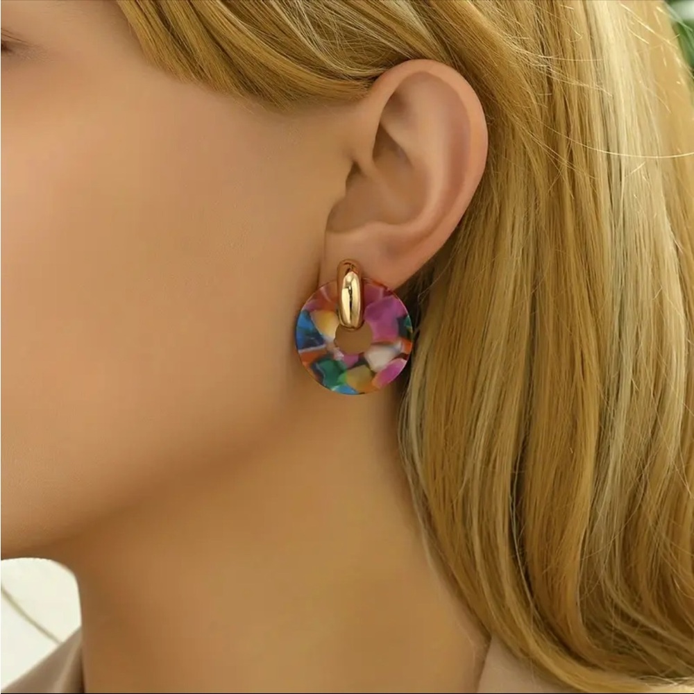 Gold Earrings with Elegant Hoop Design